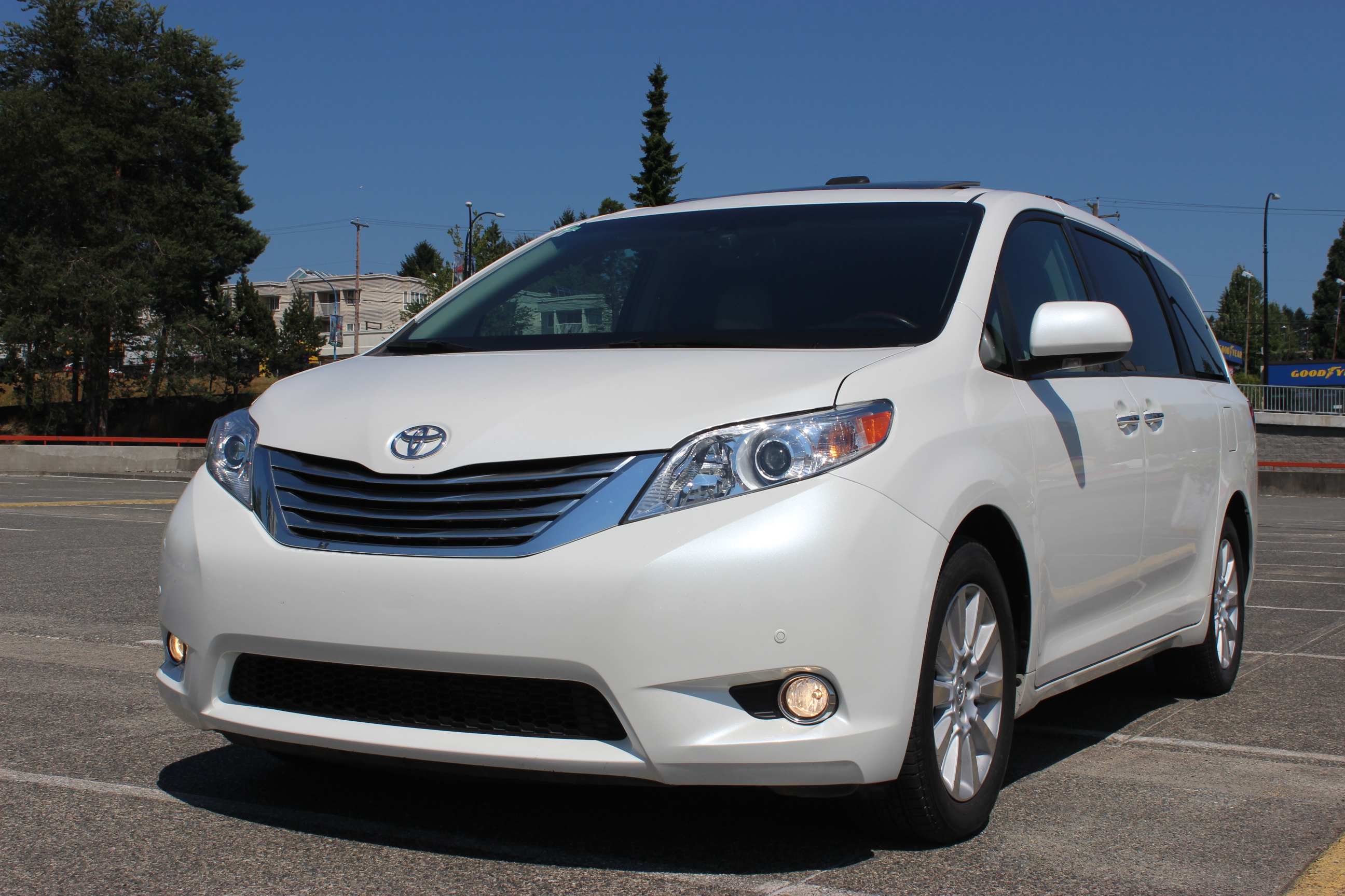 2012 Toyota Sienna Limited AWD - AXIS AUTO